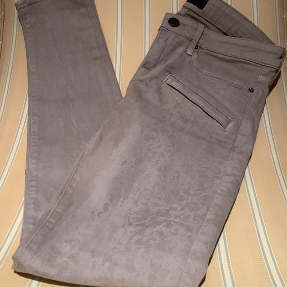 NWOT VINCE MARBLED LASER WASH SKINNY JEANS WITH WELT POCKETS AND SEAMING DETAIL - Picture 15 of 16
